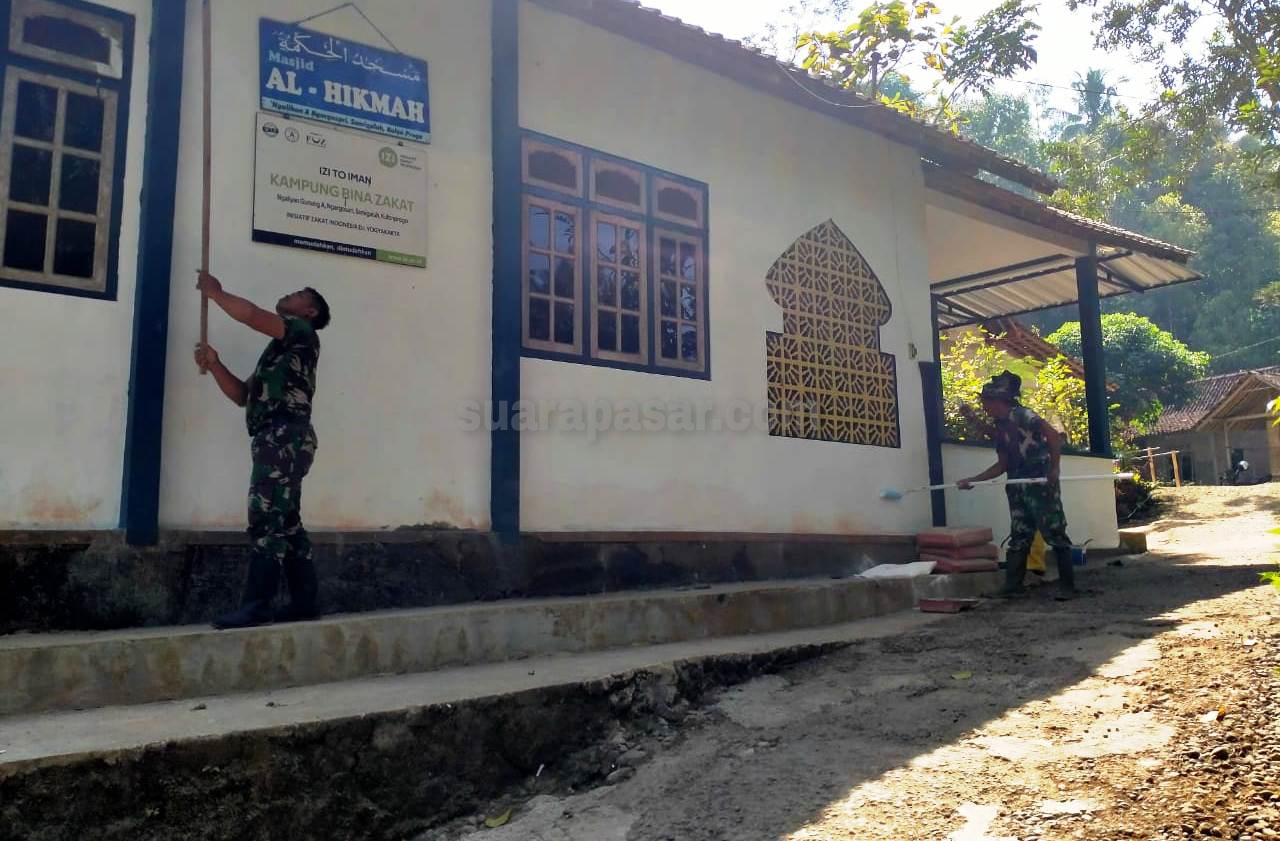 Satgas TMMD Reguler 117 Bersama Warga Ngargosari Melaksanakan Pengecetan Masjid Al Hikmah