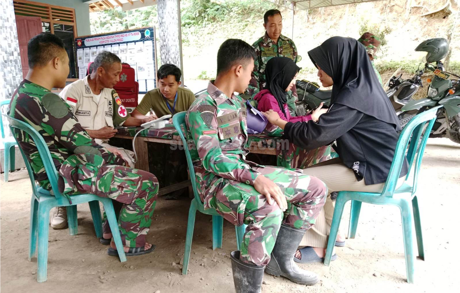 Pemeriksaan Kesehatan Anggota Satgas TMMD dan Warga Ngargosari Samigaluh