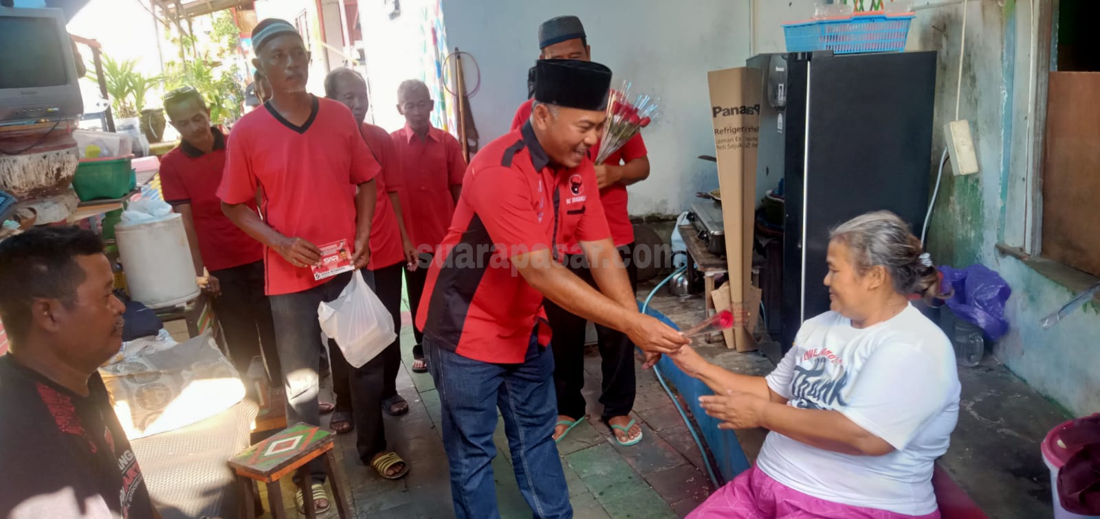 Gerak Door to Door Menangkan Ganjar Pranowo, Banteng Jogja Bagikan Bunga Mawar Merah