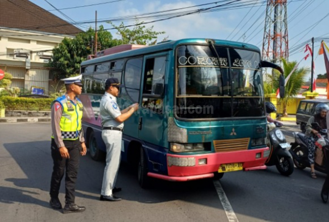 Jasa Raharja Kulon Progo Tertibkan Masyarakat Untuk Bayar PKB di Depan Kantor Kelurahan Wates