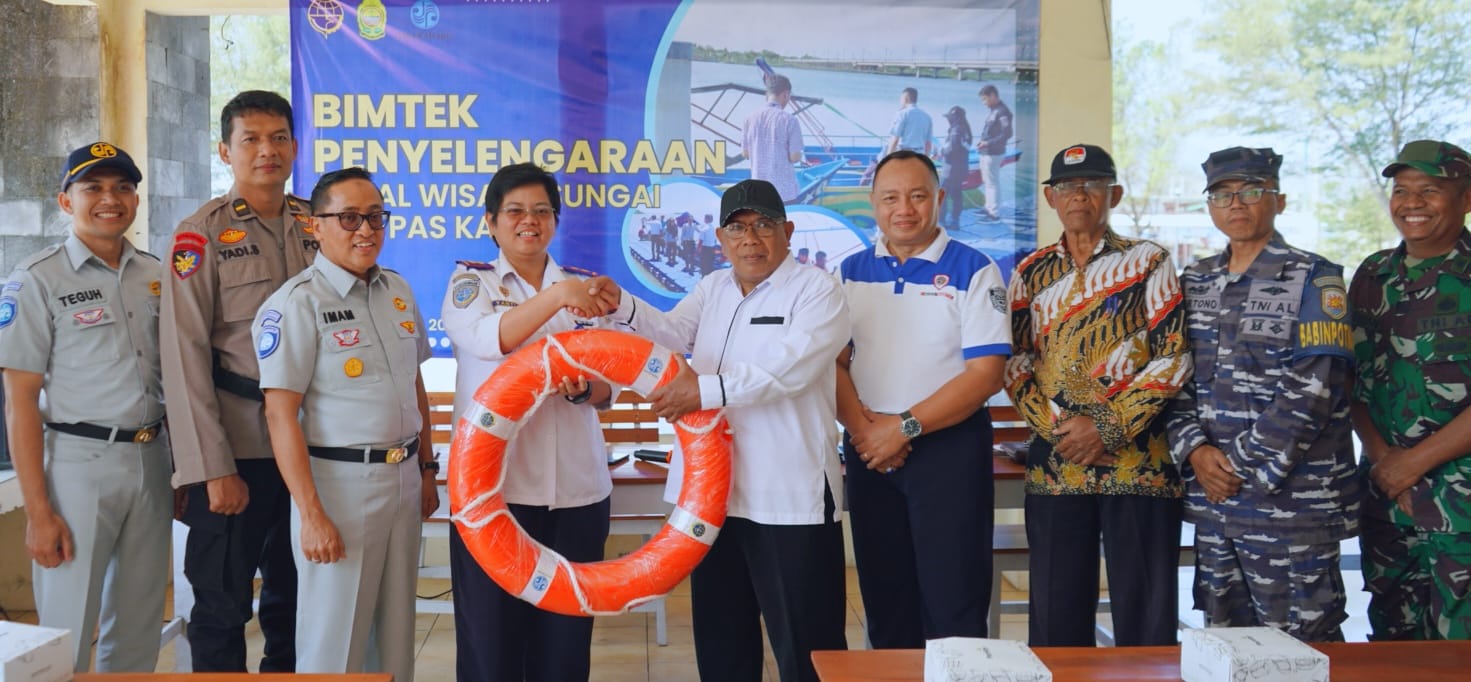 Jasa Raharja Serahkan Bantuan Lifejacket & Lifebouy ke Pengelola Kapal Motor BUMkal Paris Bermantera Laguna View Depok Kretek Bantul