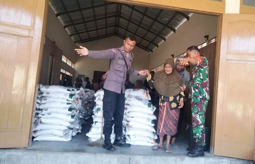 Pastikan Distribusi Lancar, Babinsa Bumirejo, Gulurejo, Karangsewu Dampingi Penyaluran Bantuan Beras di Kalurahan