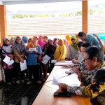 Babinsa Kulwaru Monitoring Penyaluran Bantuan Beras