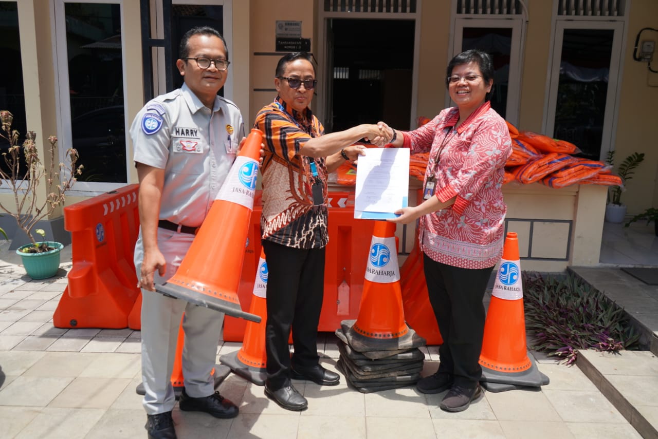 Jasa Raharja Serahkan Bantuan Life Jacket Traffic Cone dan Barikade ke BPTD Kelas 3 DIY