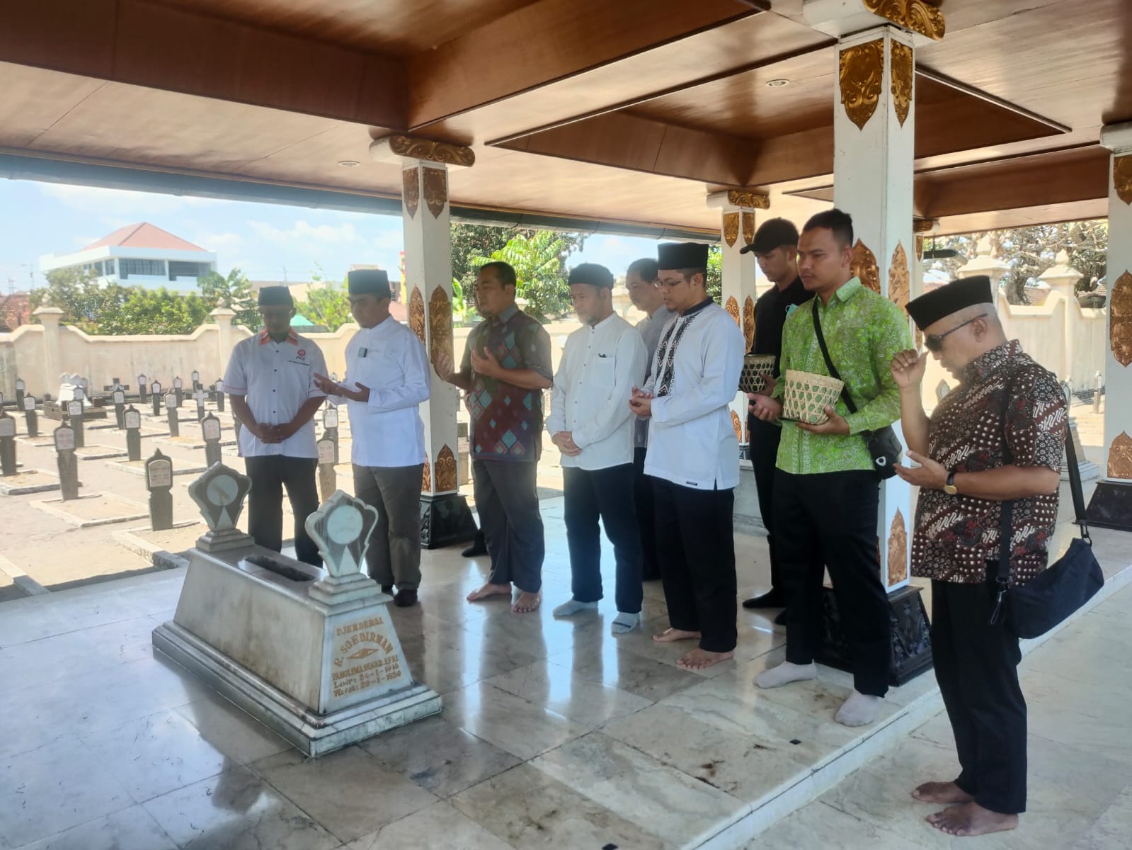 PKS DIY Ziarah ke Taman Makam Pahlawan: Jasmerah!