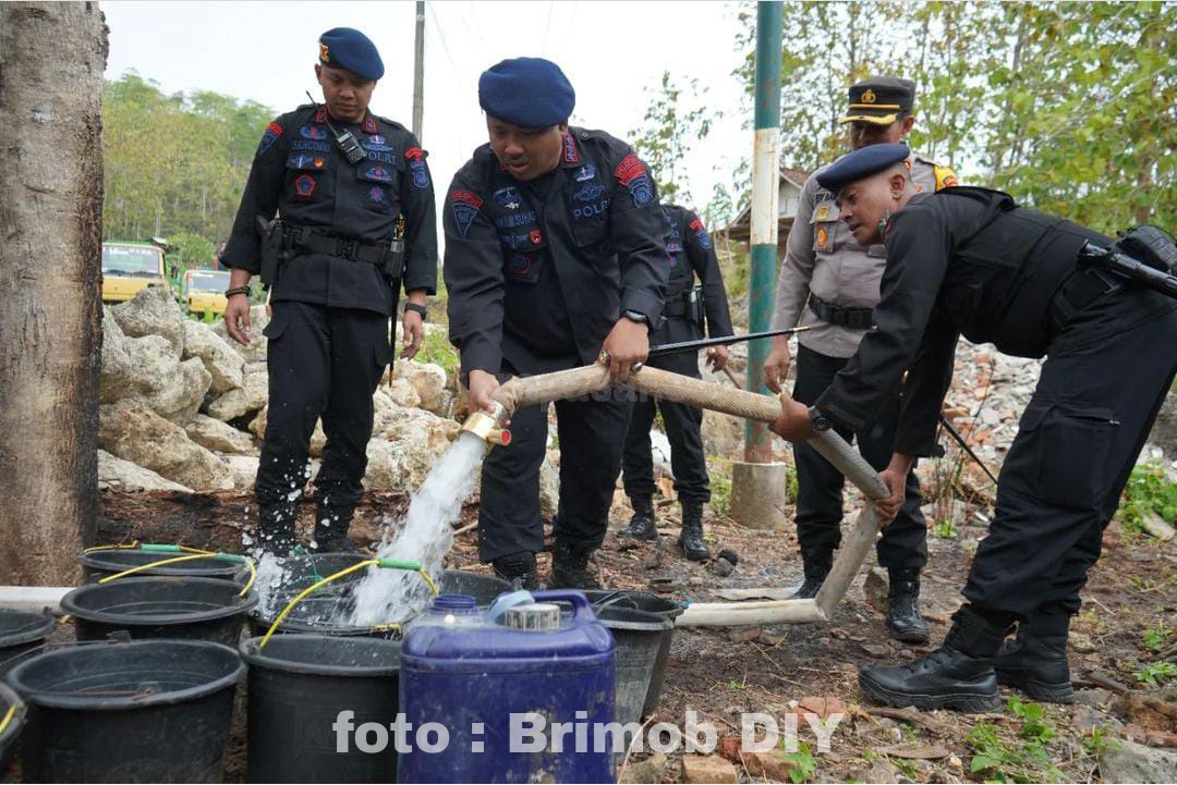 Bantu Warga Terdampak Kekeringan, Brimob DIY Terjunkan Kendaraan Taktis Droping Air Bersih di Gunungkidul