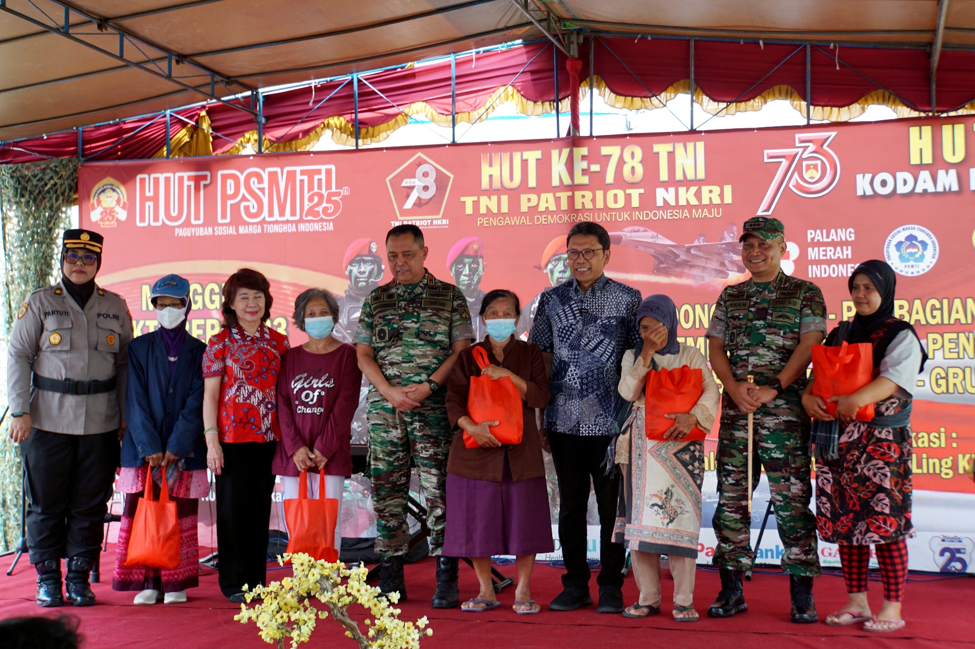 Paguyuban Sosial Marga Tionghoa Indonesia (PSMTI) Bersama TNI Gelar Bakti Sosial di Klenteng Zhen Ling Kiong