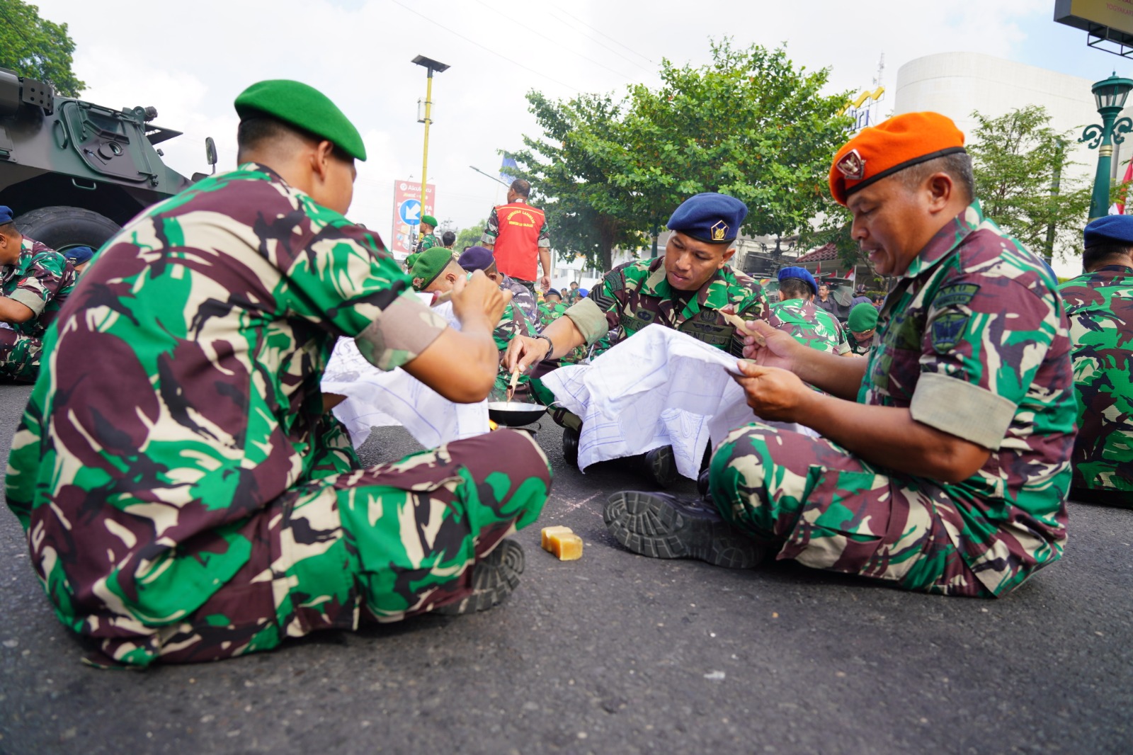 1001 Prajurit TNI Pria Membatik di Sepanjang Jalan Jendral Sudirman Yogyakarta 