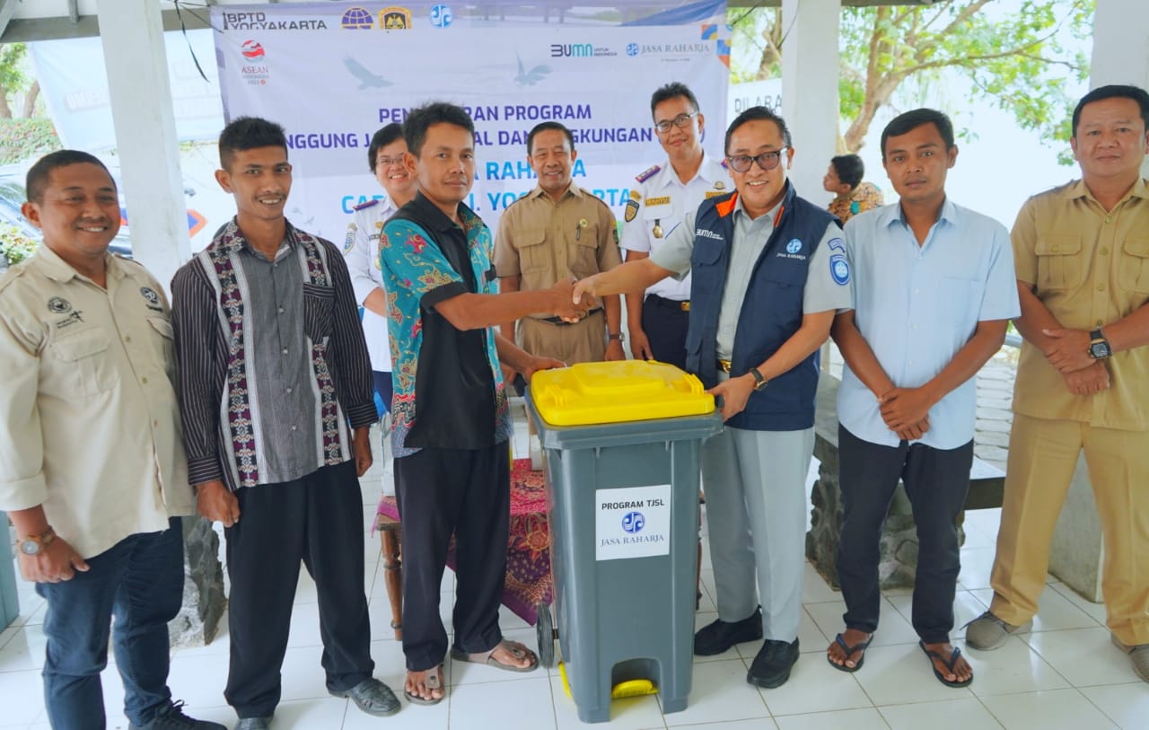 Jasa Raharja Serahkan 10 Set Perlengkapan Tong Sampah ke Pengurus NAPERWAS