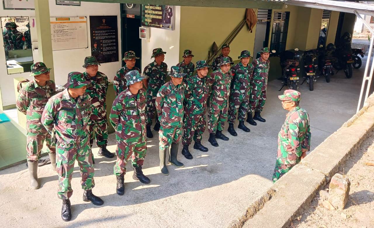 Anggota Kodim Kulon Progo Penyisiran Area Kebakaran Lahan Hutan di Wilayah Hargorejo Kokap