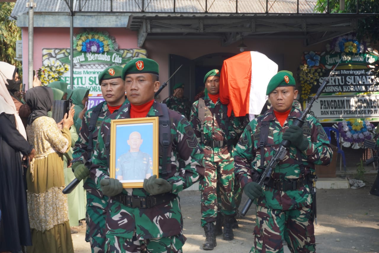 Danrem 072 Pamungkas Hadiri Pemakaman Secara Militer Almarhum Sertu Sunaryo