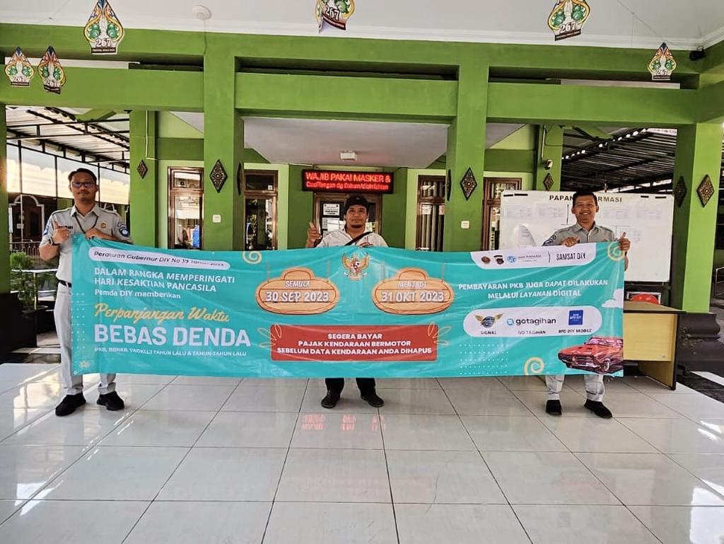 Jasa Raharja Pasang Spanduk dan Bagi Leaflet di Tiga Kelurahan Yogyakarta yang Memiliki Tunggakan PKB dan SW Tertinggi