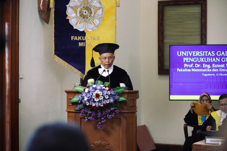 Penemu GeNose Pendeteksi Covid-19, Prof. Dr. Eng Kuwat Triyana, M.Si., dikukuhkan dalam jabatan Guru Besar dalam Bidang Ilmu Fisika FMIPA UGM