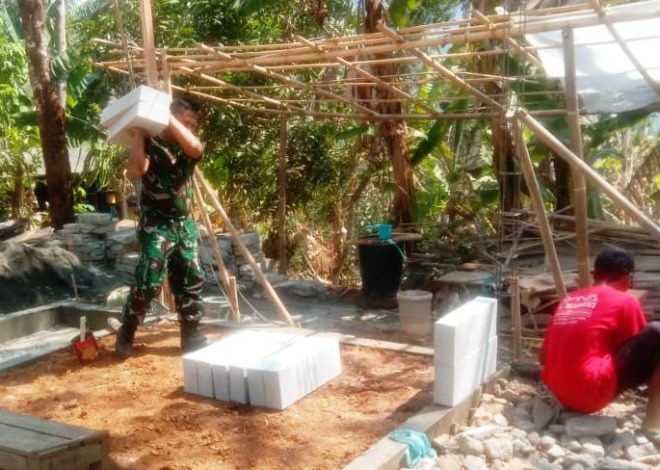 Babinsa Sidoharjo Bantu Pengerjaan Bedah Rumah