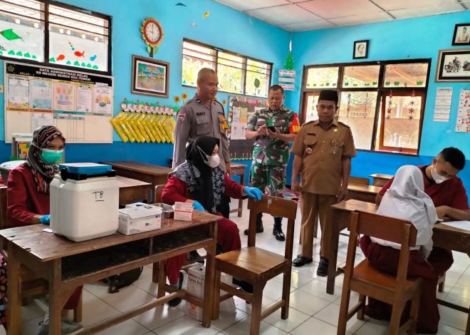 Babinsa Demen Dampingi Kegiatan Bulan Imunisasi Anak Sekolah