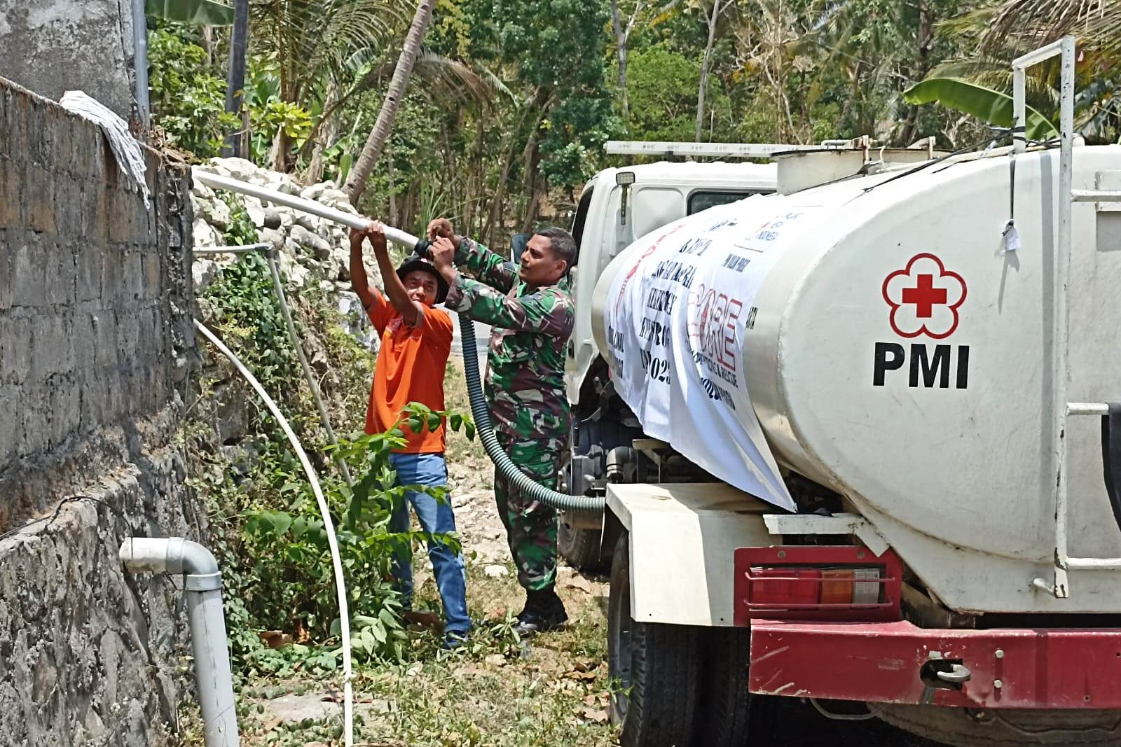 Babinsa Sidomulyo Bantu Dropping Air Bersih di Padukuhan Nabin