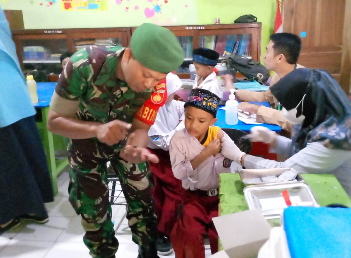 Babinsa Kulur Dampingi Pelaksanaan Bulan Imunisasi Siswa SD Muhammadiyah Kulur