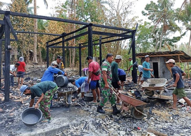 Anggota Koramil Pengasih Bersama Warga Bersihkan Puing-Puing Rumah Paska Kebakaran