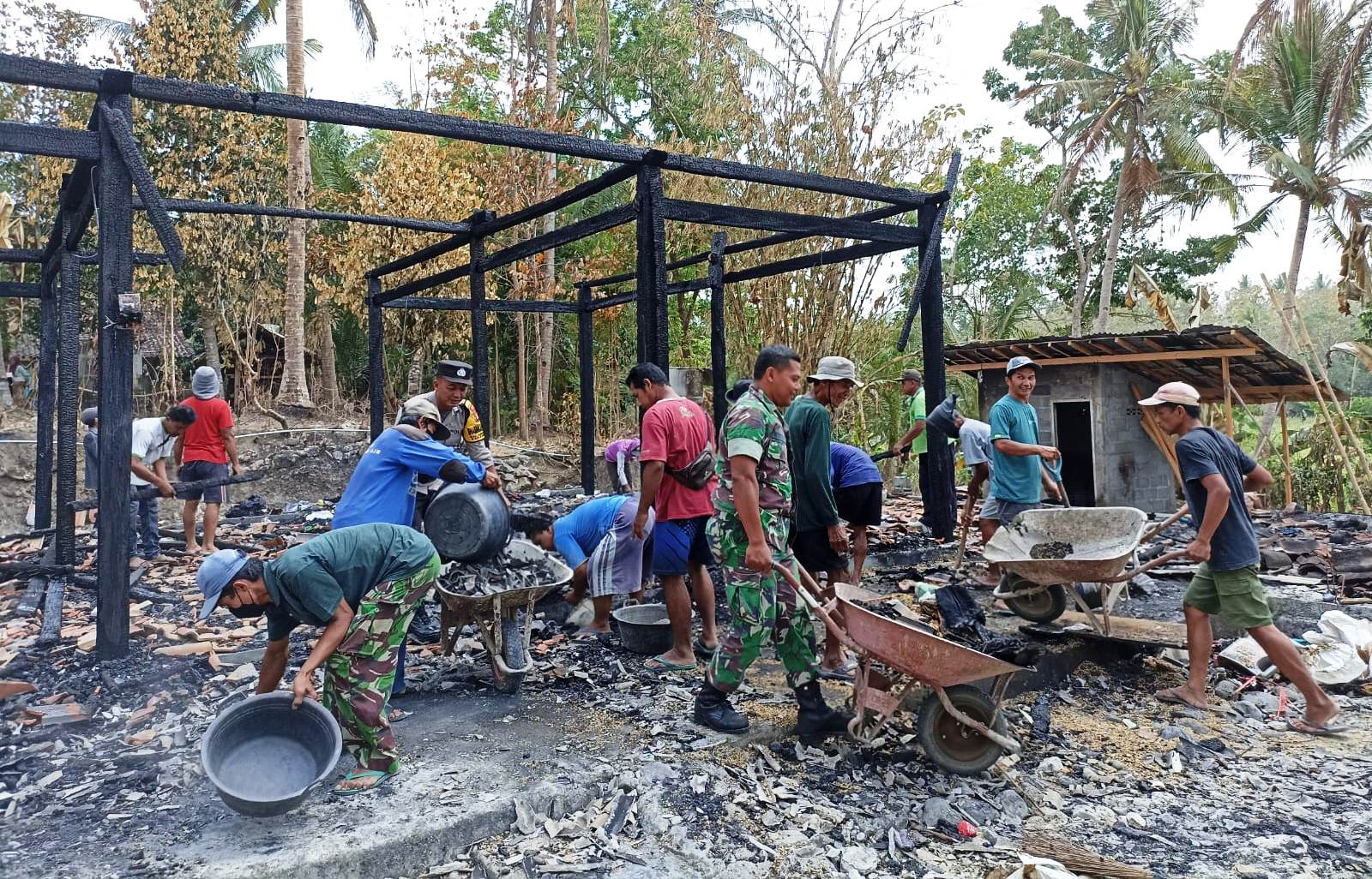 Anggota Koramil Pengasih Bersama Warga Bersihkan Puing-Puing Rumah Paska Kebakaran