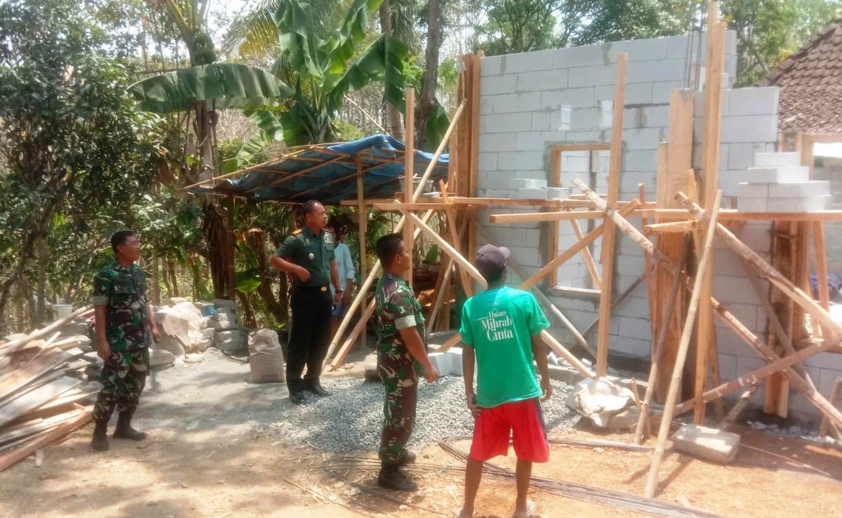 Anggota Koramil Samigaluh Tinjau Bedah Rumah Program Bapak Asuh Anak Stunting di Padukuhan Sebo