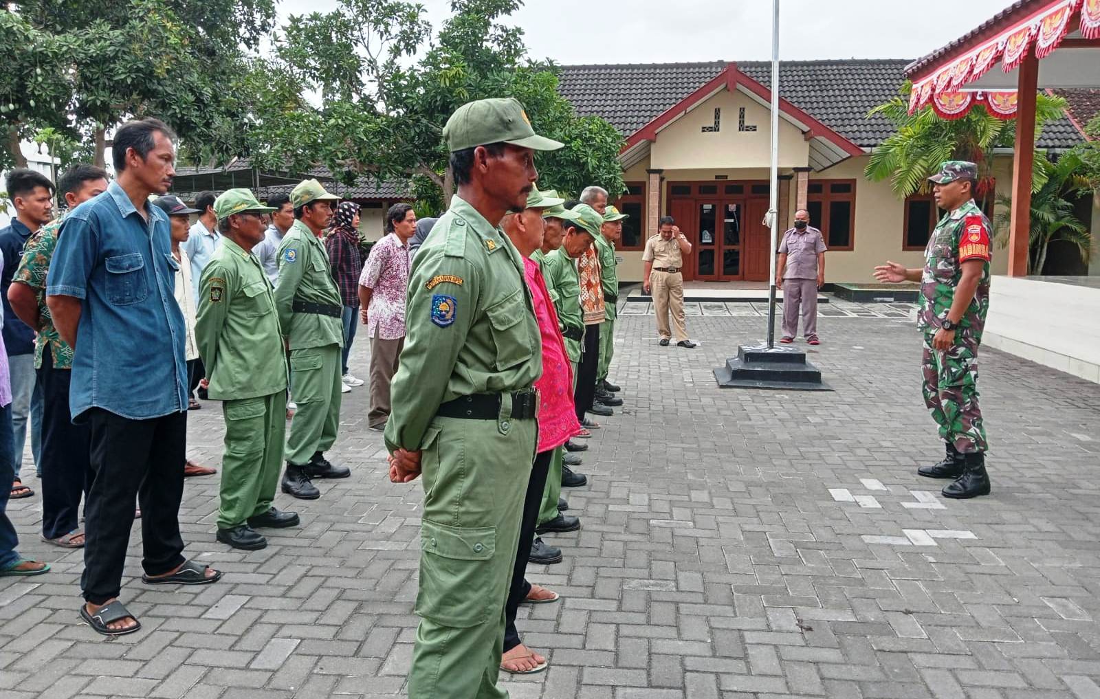 Babinsa Cerme Laksanakan Pembinaan Anggota Linmas