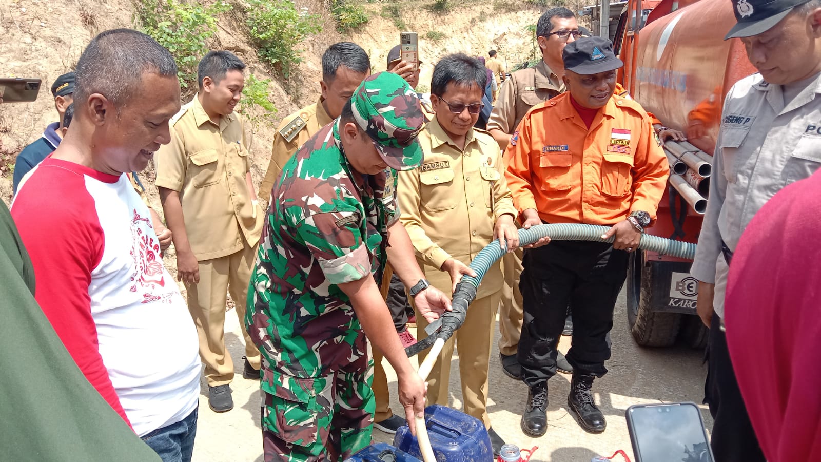 Bati Wanwil Koramil Kokap Dampingi Dropping Air Bersih