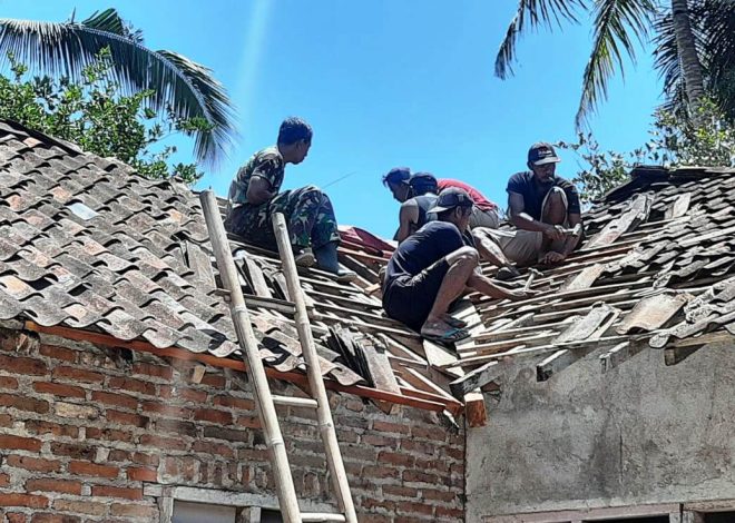 Babinsa Kedundang Bersama Warga Gotong Royong Perbaiki Rumah Warga