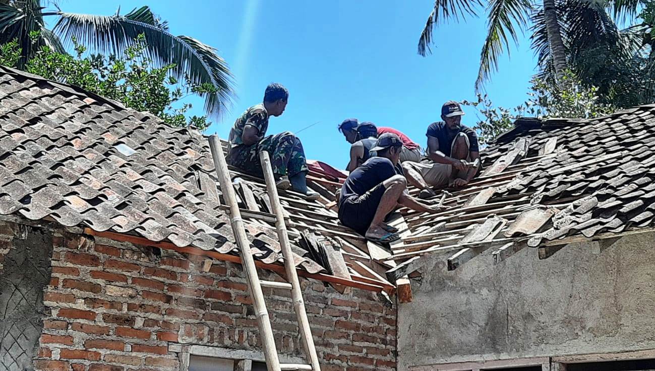 Babinsa Kedundang Bersama Warga Gotong Royong Perbaiki Rumah Warga