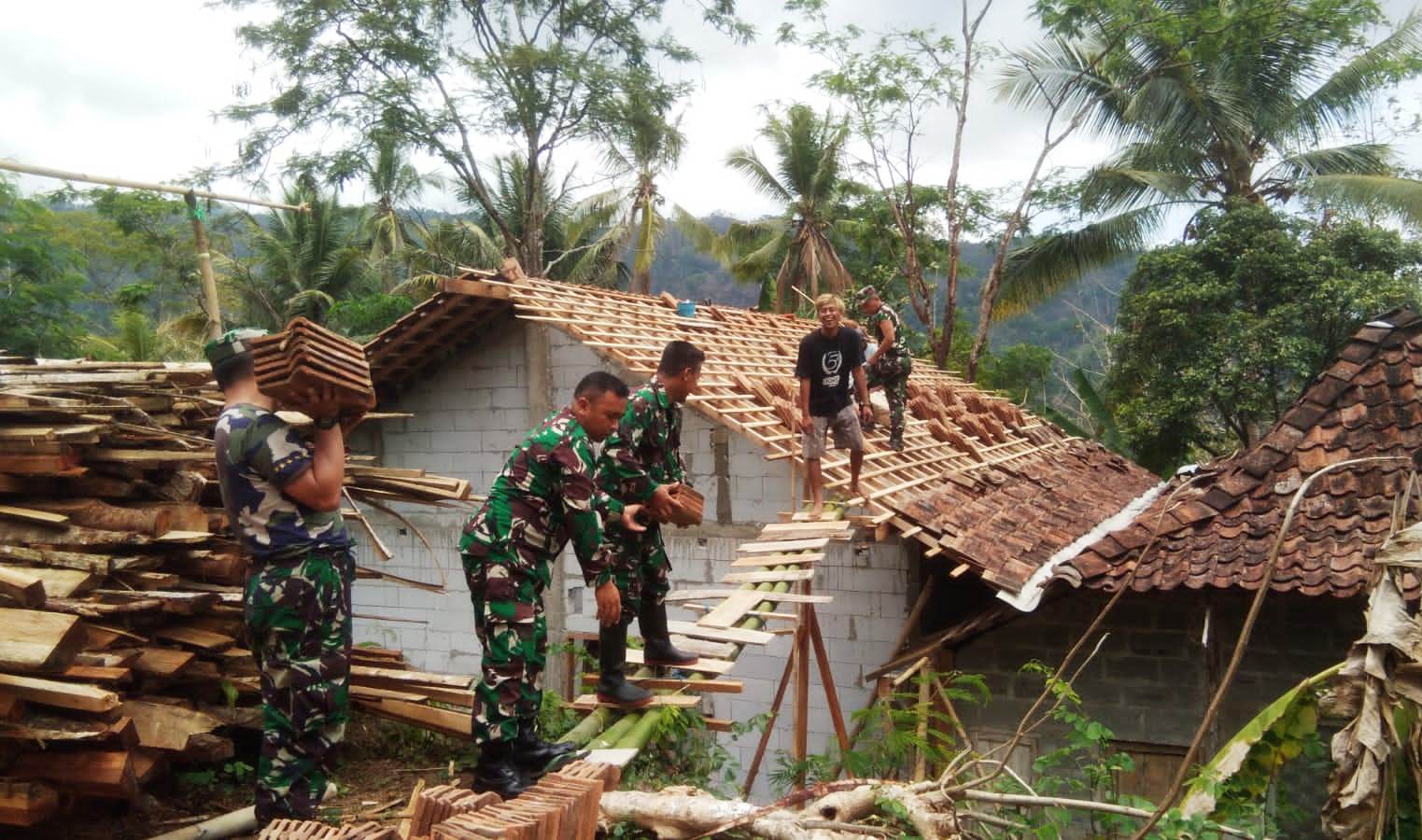 Danramil Samigaluh Pantau Pembangunan Bedah Rumah