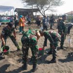 Anggota Koramil Panjatan Ikuti Acara Penanaman Pohon di Pantai Bidara Bugel