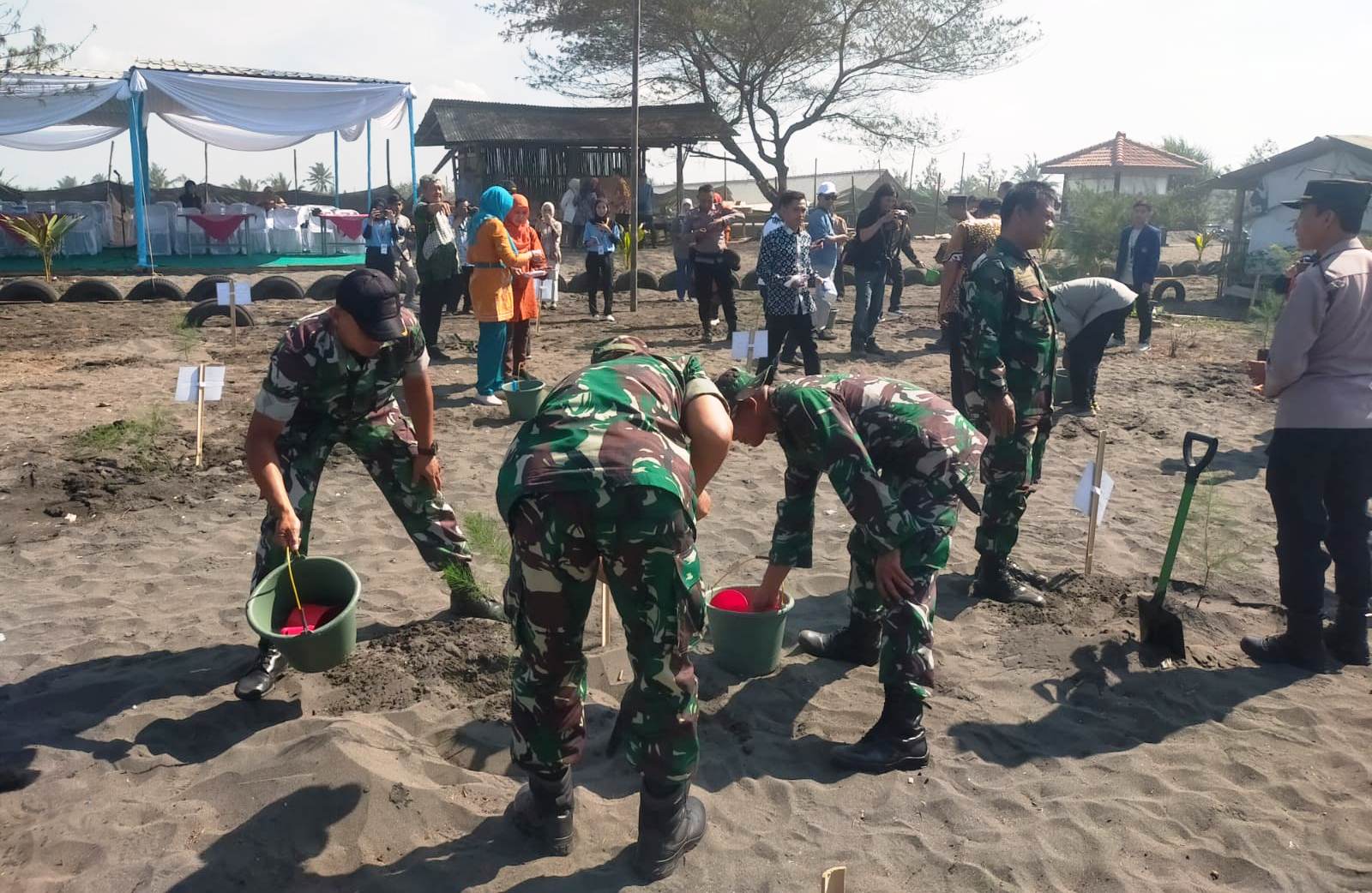 Anggota Koramil Panjatan Ikuti Acara Penanaman Pohon di Pantai Bidara Bugel