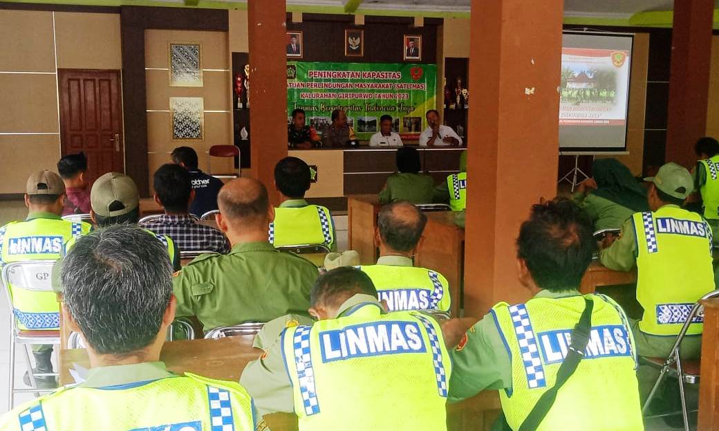 Pembinaan Anggota Linmas Kalurahan Giripurwo dan Depok