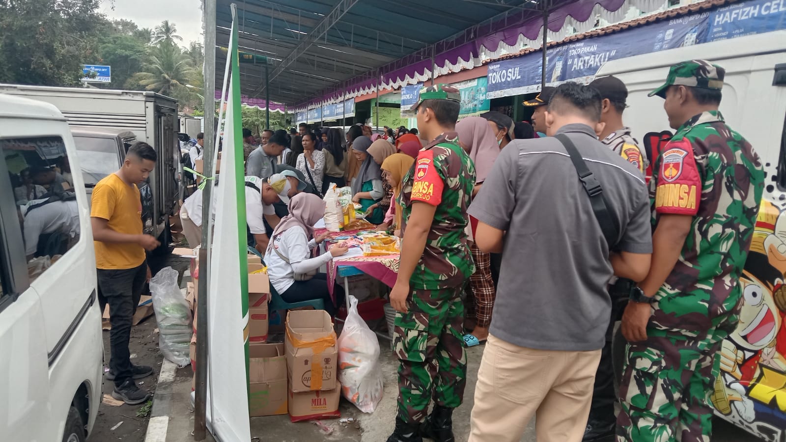 Anggota Koramil Kokap Monitoring Kegiatan Pasar Murah