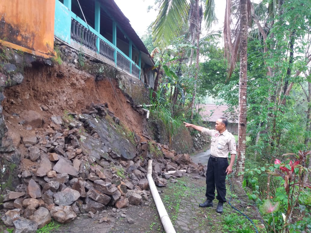 Hujan Deras, Bangketan Mushola SD Negeri Jatiroto Girimulyo Longsor