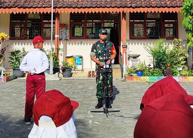 Babinsa Banjararum Sebagai Inspektur Upacara Bendera di SD Negeri Mejing Banjararum