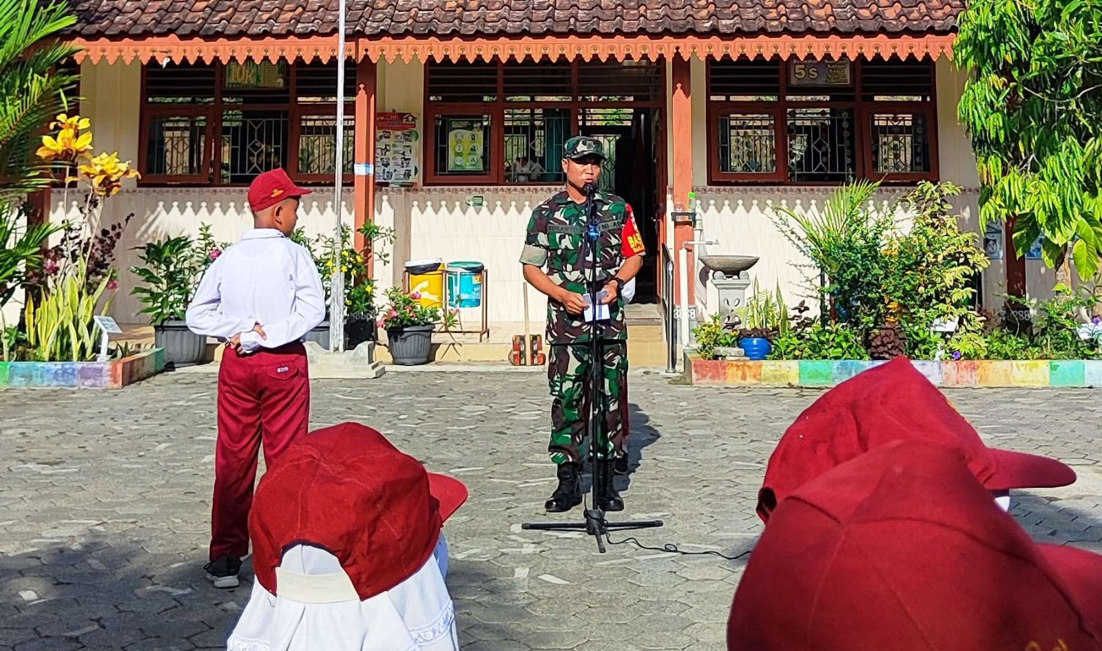 Babinsa Banjararum Sebagai Inspektur Upacara Bendera di SD Negeri Mejing Banjararum