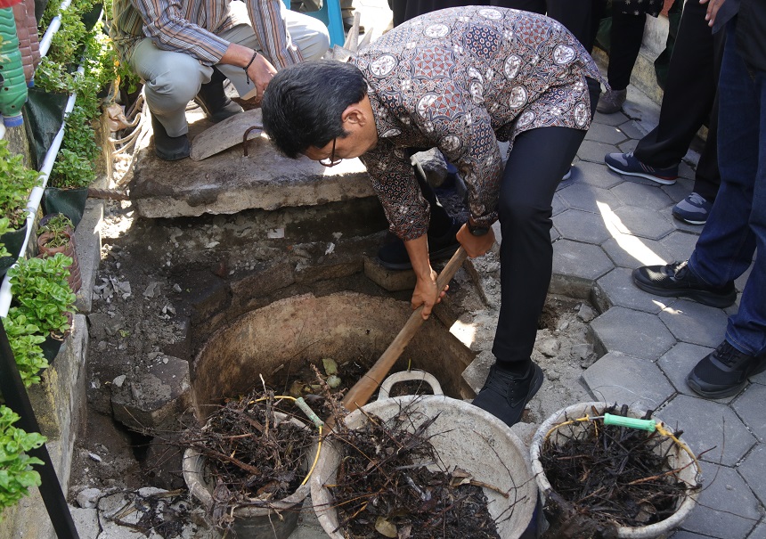 KWT Subur Makmur Lestari Mangkuyudan, Mantrijeron Panen Sejuta Ton Kompos Dari Biopori