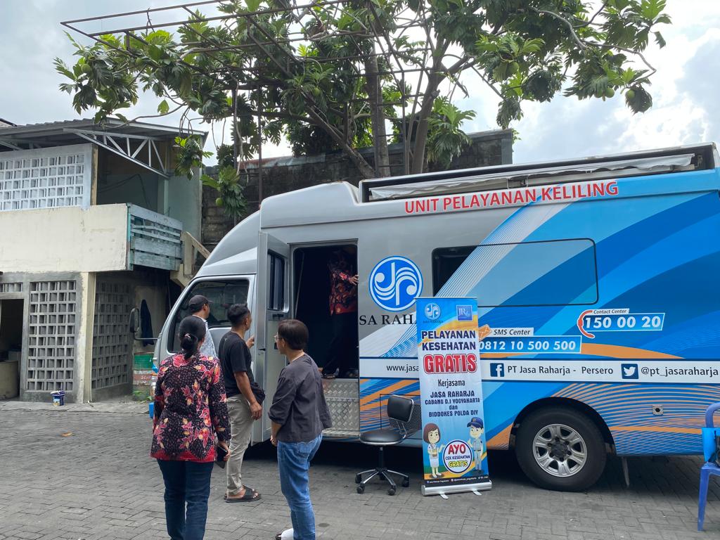 Jasa Raharja Bersama Tenaga Kesehatan DIY Melakukan Cek Kesehatan dan Pengobatan Gratis di Halaman Garasi Bus PO Tami Jaya