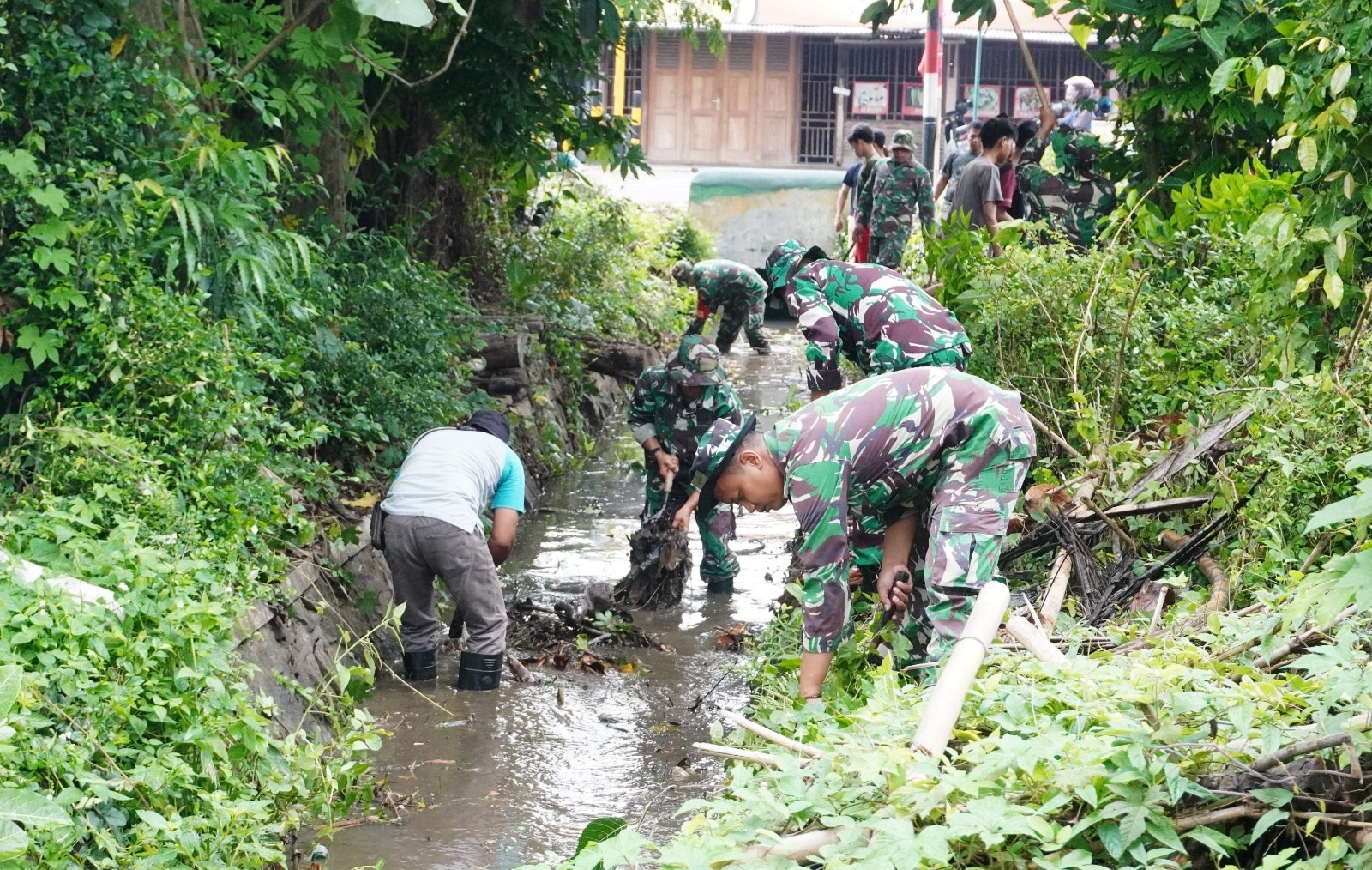 Kodim 0731/Kulon Progo Laksanakan Karya Bakti Pembersihan Saluran Irigasi