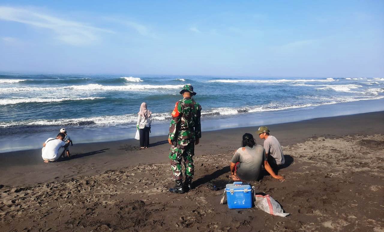 Babinsa Pleret Laksanakan Pemantauan Wilayah Pantai Mlarangan Asri