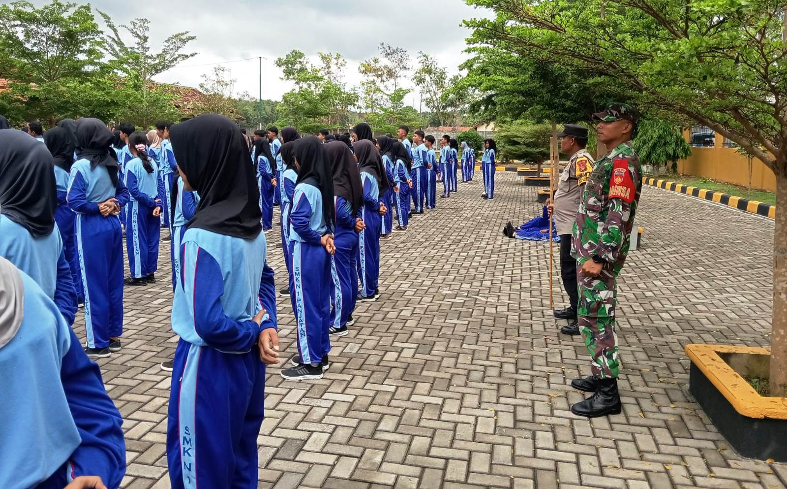 Anggota Koramil Panjatan Tanamkan Kedisiplinan Bagi Pelajar Kelas X SMK N 1 Panjatan