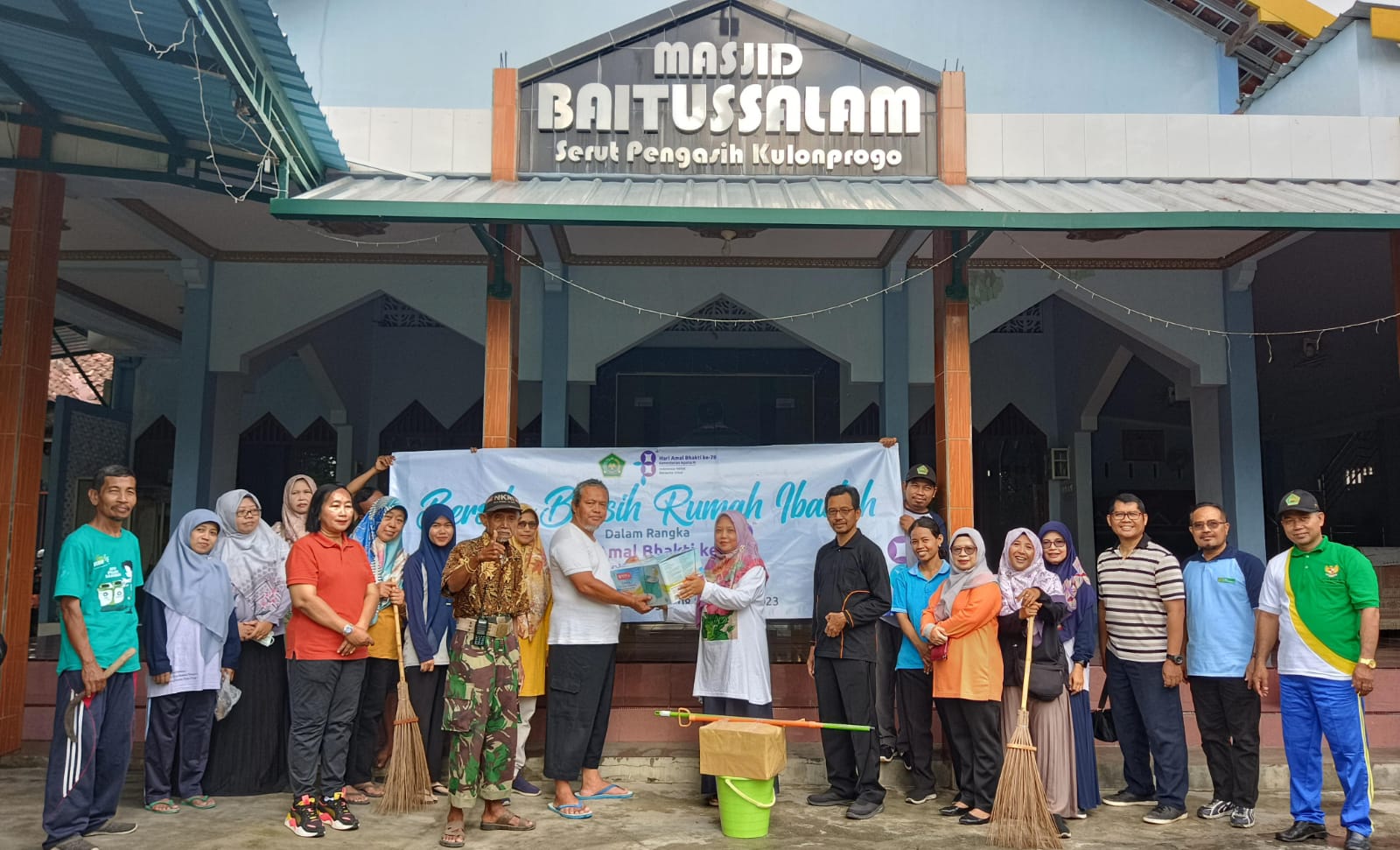 Sambut HAB, Kankemenag Kulon Progo Kembali Bersihkan Rumah Ibadah Lintas Agama