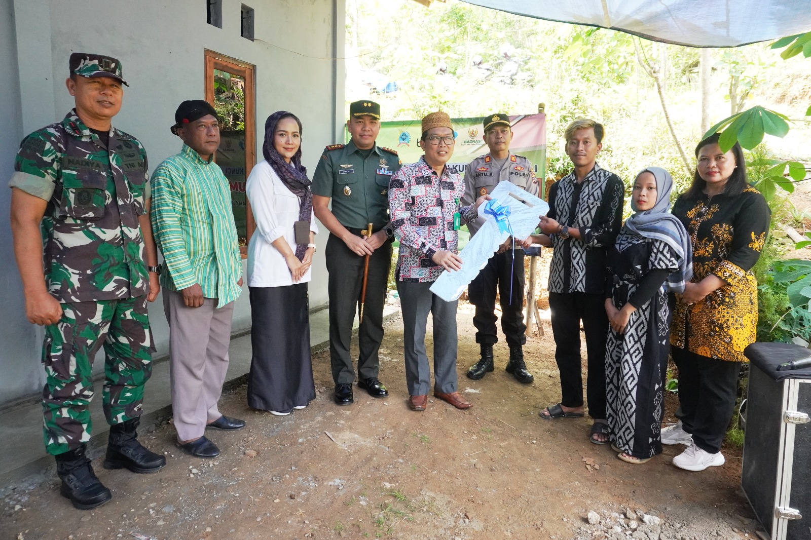 Penyerahan Kunci Bantuan Bedah Rumah Program Bapak Asuh Anak Stunting