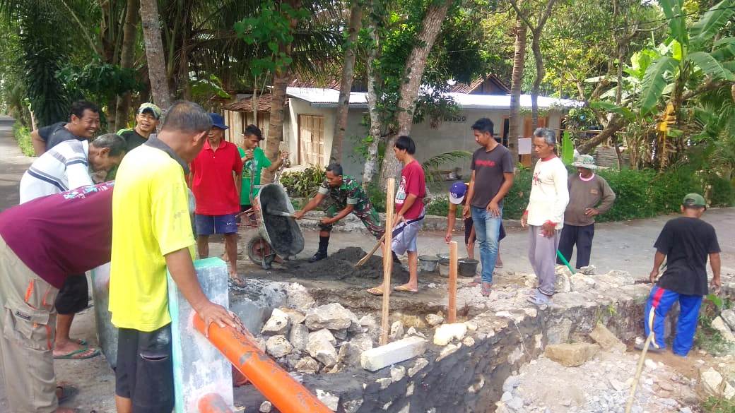 Babinsa Kedundang Bersama Warga Kerja Bakti Tutup Jalan Berlubang