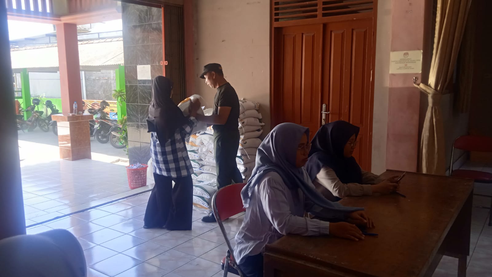 Babinsa Bendungan Pantau Penyaluran Bantuan Beras