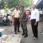 Babinsa Wates Pantau Situasi dan Harga Barang Kebutuhan Pokok di Pasar Wates