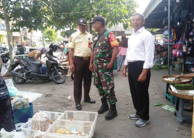 Babinsa Wates Pantau Situasi dan Harga Barang Kebutuhan Pokok di Pasar Wates