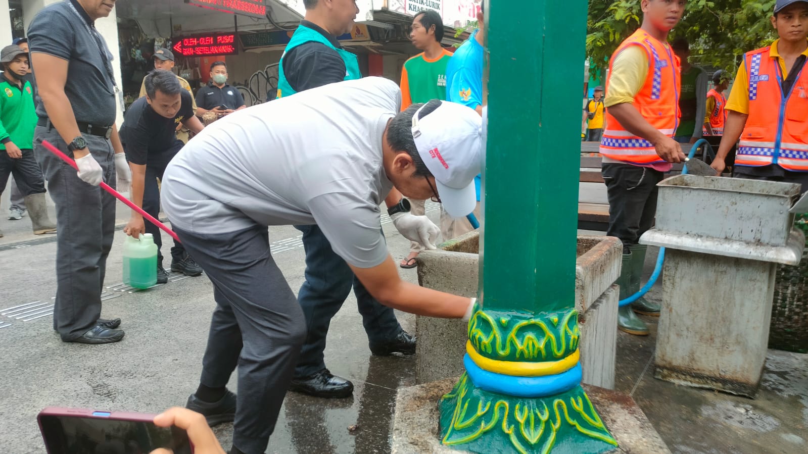 Jelang Nataru, Ratusan Orang Reresik Malioboro