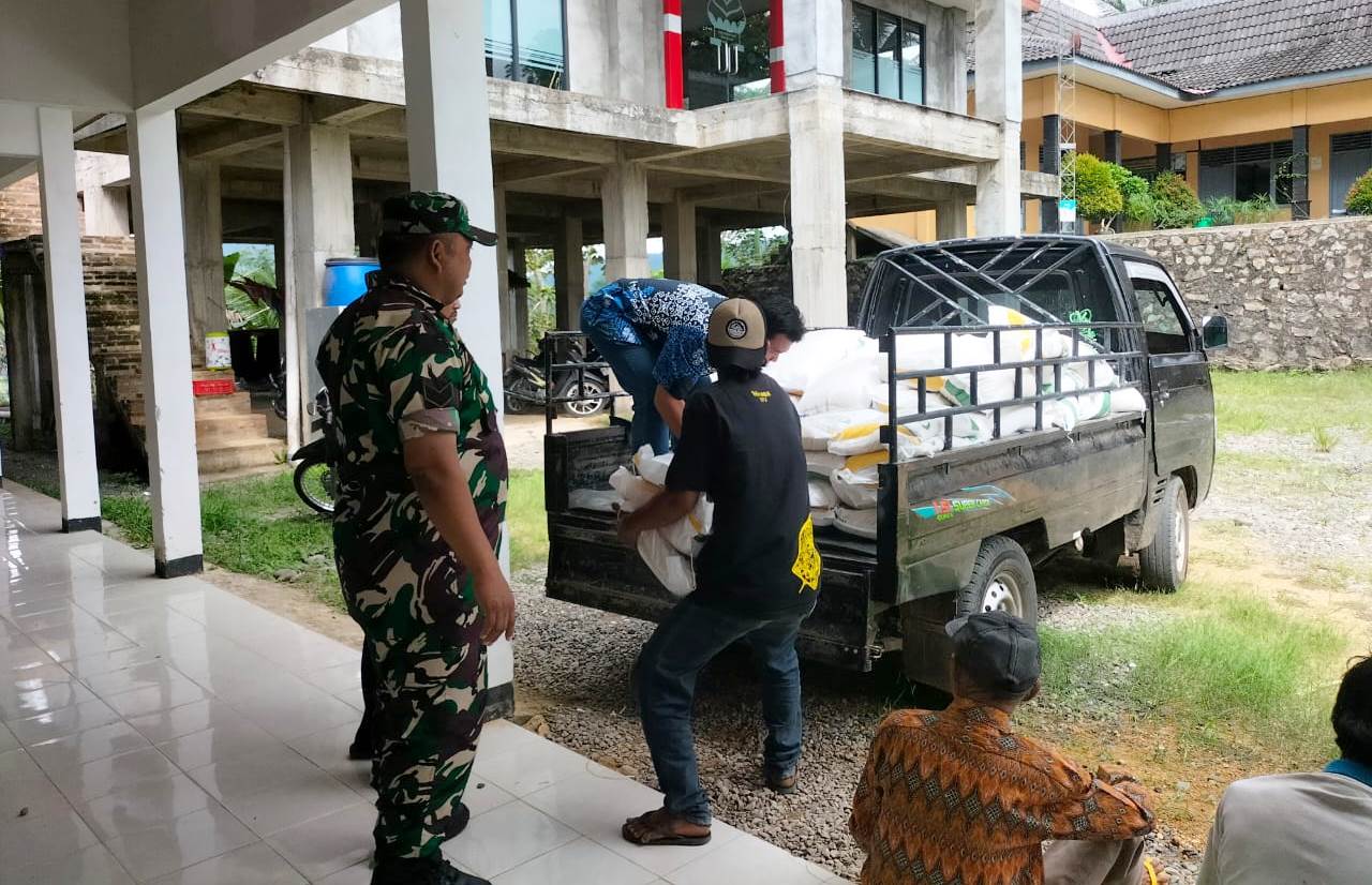 Babinsa di Kokap Bantu Penyaluran Bantuan Beras