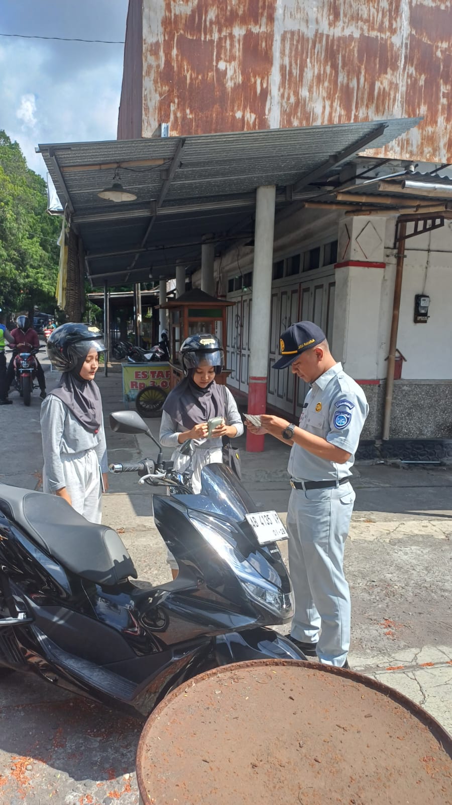 Jasa Raharja Kulon Progo Gabung Dalam Razia Pajak Kendaraan Bermotor di Depan Makam Pahlawan Giripeni